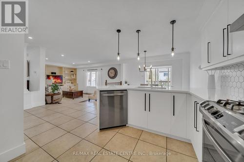 15 Yarrow Court, Kitchener, ON - Indoor Photo Showing Kitchen With Upgraded Kitchen