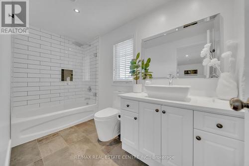 15 Yarrow Court, Kitchener, ON - Indoor Photo Showing Bathroom