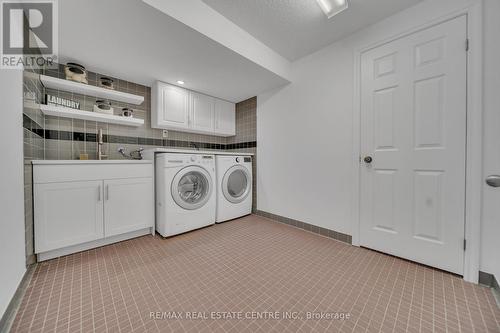 15 Yarrow Court, Kitchener, ON - Indoor Photo Showing Laundry Room