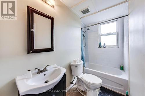 208 East Avenue N, Hamilton, ON - Indoor Photo Showing Bathroom