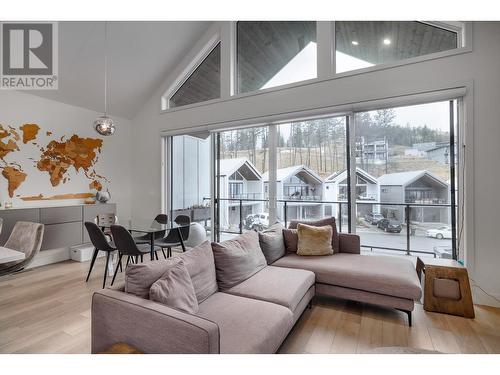 1955 Northern Flicker Court Unit# 14, Kelowna, BC - Indoor Photo Showing Living Room