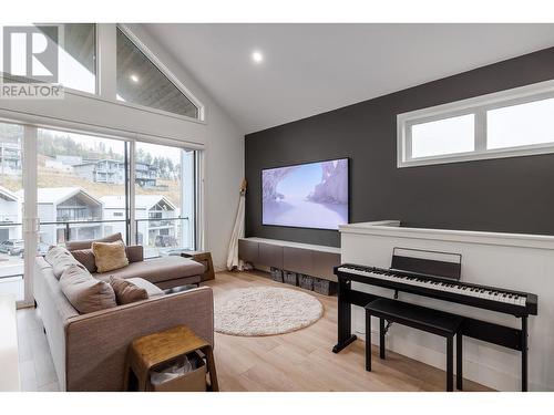 1955 Northern Flicker Court Unit# 14, Kelowna, BC - Indoor Photo Showing Living Room