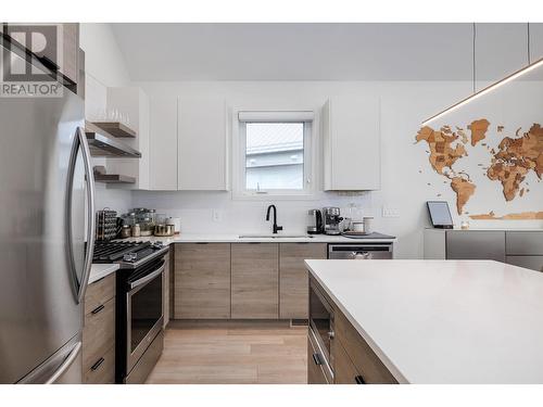 1955 Northern Flicker Court Unit# 14, Kelowna, BC - Indoor Photo Showing Kitchen With Upgraded Kitchen