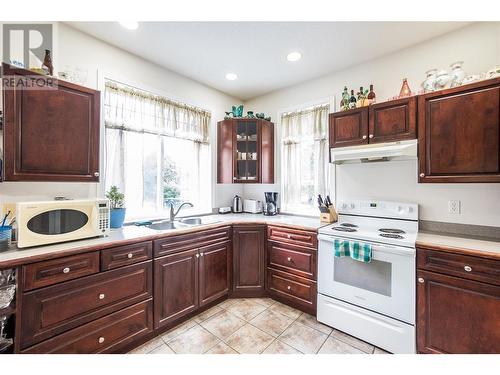 1428 Nighthawk Drive, Castlegar, BC - Indoor Photo Showing Kitchen With Double Sink