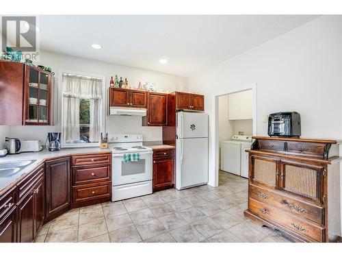 1428 Nighthawk Drive, Castlegar, BC - Indoor Photo Showing Kitchen