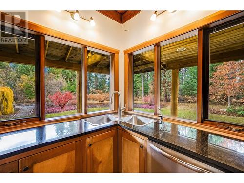 1428 Nighthawk Drive, Castlegar, BC - Indoor Photo Showing Kitchen With Double Sink