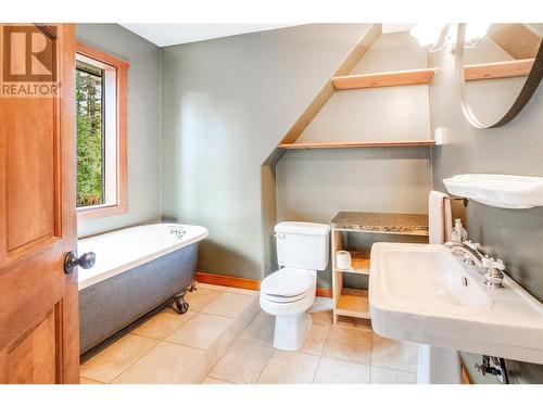 1428 Nighthawk Drive, Castlegar, BC - Indoor Photo Showing Bathroom