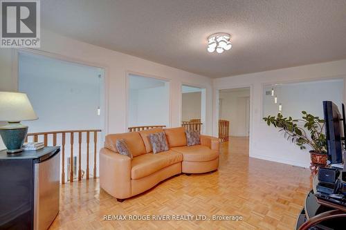 13 Pathlink Gate, Brampton, ON - Indoor Photo Showing Living Room