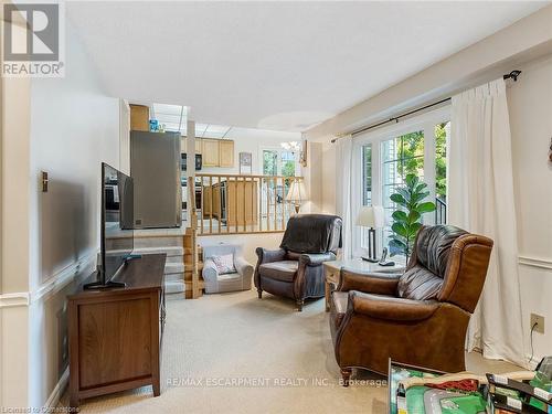 2079 Hunters Wood Drive, Burlington, ON - Indoor Photo Showing Living Room