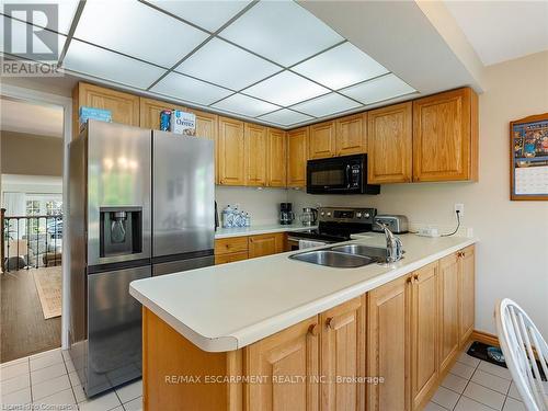 2079 Hunters Wood Drive, Burlington, ON - Indoor Photo Showing Kitchen With Double Sink