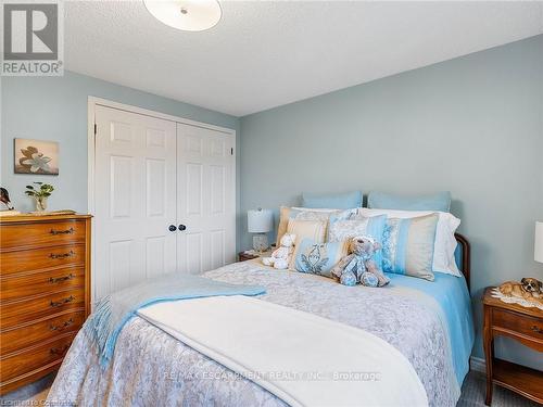 2079 Hunters Wood Drive, Burlington, ON - Indoor Photo Showing Bedroom