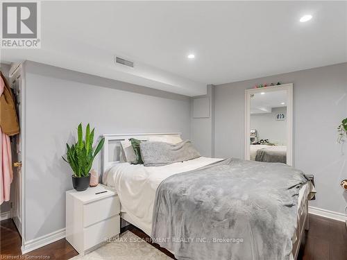 2079 Hunters Wood Drive, Burlington, ON - Indoor Photo Showing Bedroom