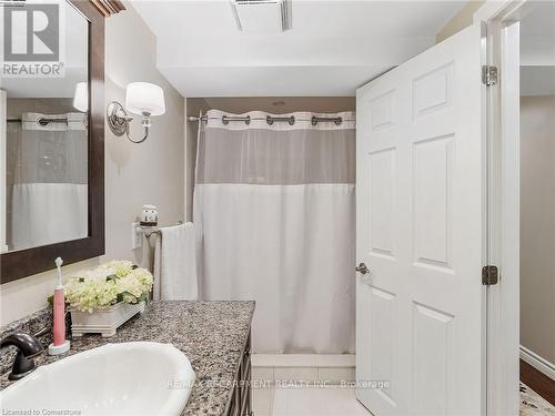 2079 Hunters Wood Drive, Burlington, ON - Indoor Photo Showing Bathroom