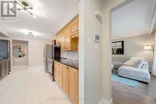 5500 Romanwood Crescent, Burlington, ON - Indoor Photo Showing Kitchen