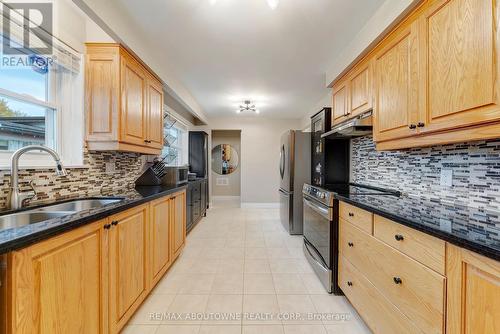 5500 Romanwood Crescent, Burlington, ON - Indoor Photo Showing Kitchen With Double Sink