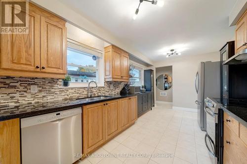 5500 Romanwood Crescent, Burlington, ON - Indoor Photo Showing Kitchen With Double Sink