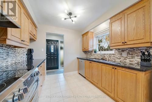 5500 Romanwood Crescent, Burlington, ON - Indoor Photo Showing Kitchen