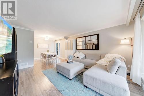 5500 Romanwood Crescent, Burlington, ON - Indoor Photo Showing Living Room