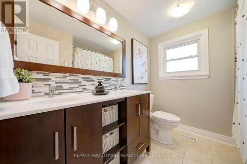 5500 Romanwood Crescent, Burlington, ON - Indoor Photo Showing Bathroom