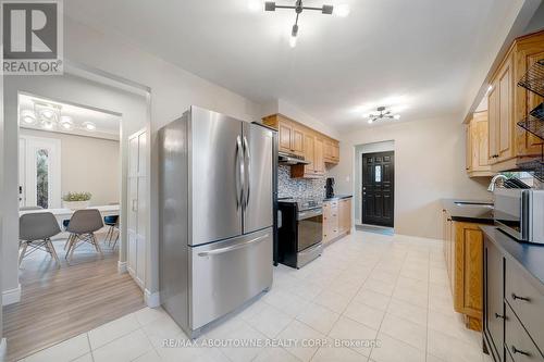 5500 Romanwood Crescent, Burlington, ON - Indoor Photo Showing Kitchen