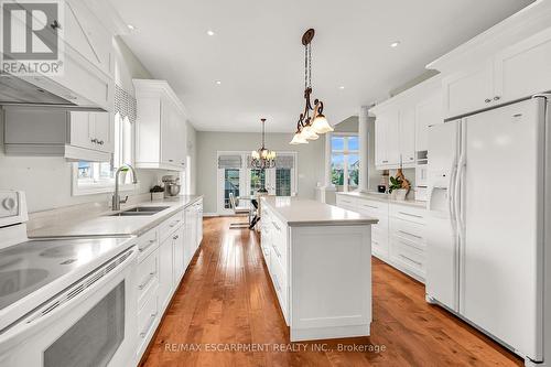 91 Southcreek Court, Hamilton, ON - Indoor Photo Showing Kitchen With Double Sink