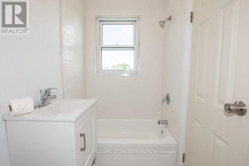 4 - 30 Classic Avenue, Welland, ON - Indoor Photo Showing Bathroom