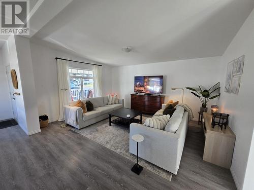 1466 Cody Dale Road, Quesnel, BC - Indoor Photo Showing Living Room