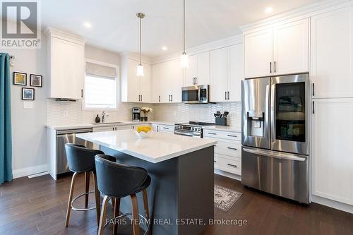 135 Ritchie Crescent, Springwater, ON - Indoor Photo Showing Kitchen With Upgraded Kitchen