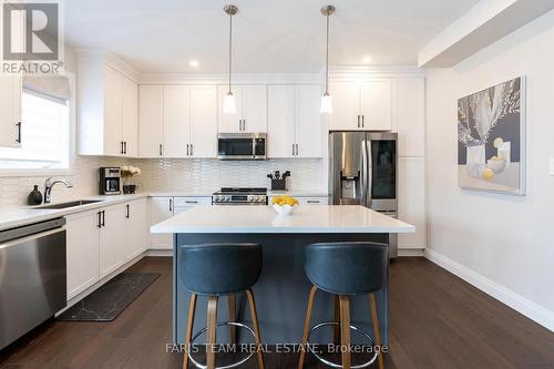 135 Ritchie Crescent, Springwater, ON - Indoor Photo Showing Kitchen With Upgraded Kitchen