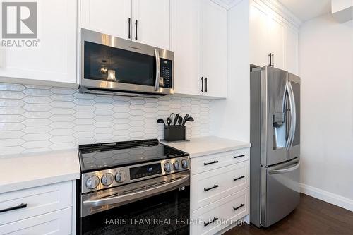 135 Ritchie Crescent, Springwater, ON - Indoor Photo Showing Kitchen With Upgraded Kitchen