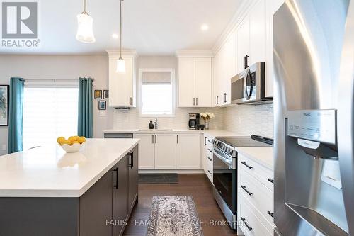 135 Ritchie Crescent, Springwater, ON - Indoor Photo Showing Kitchen With Upgraded Kitchen