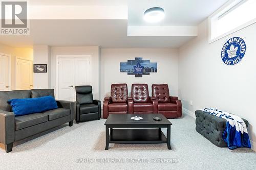 135 Ritchie Crescent, Springwater, ON - Indoor Photo Showing Living Room