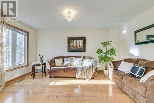 2627 Comet Court, Mississauga, ON - Indoor Photo Showing Living Room