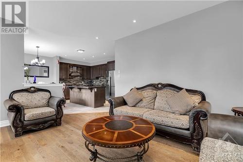 634 Silver Spruce Way, Ottawa, ON - Indoor Photo Showing Living Room