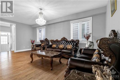 634 Silver Spruce Way, Ottawa, ON - Indoor Photo Showing Living Room