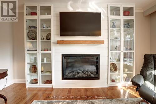 2208 Waycross Crescent, Mississauga, ON - Indoor Photo Showing Living Room With Fireplace