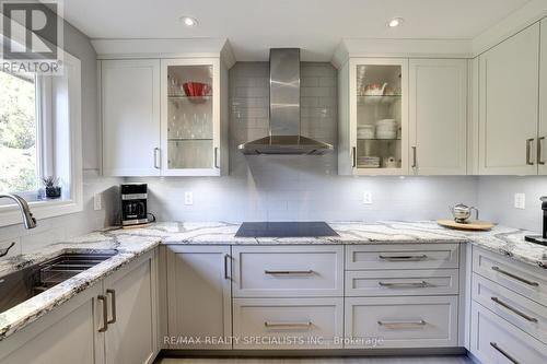 2208 Waycross Crescent, Mississauga, ON - Indoor Photo Showing Kitchen With Double Sink With Upgraded Kitchen