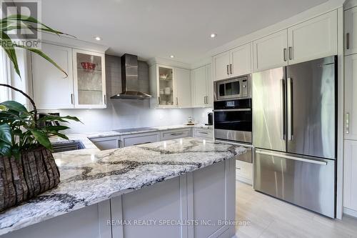 2208 Waycross Crescent, Mississauga, ON - Indoor Photo Showing Kitchen With Stainless Steel Kitchen With Upgraded Kitchen