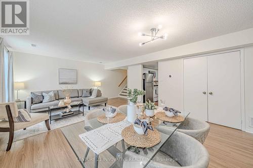 1006 - 75 Weldrick Road E, Richmond Hill, ON - Indoor Photo Showing Living Room