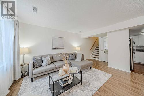 1006 - 75 Weldrick Road E, Richmond Hill, ON - Indoor Photo Showing Living Room