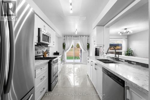 28 Mcgahey Street, New Tecumseth, ON - Indoor Photo Showing Kitchen With Double Sink With Upgraded Kitchen