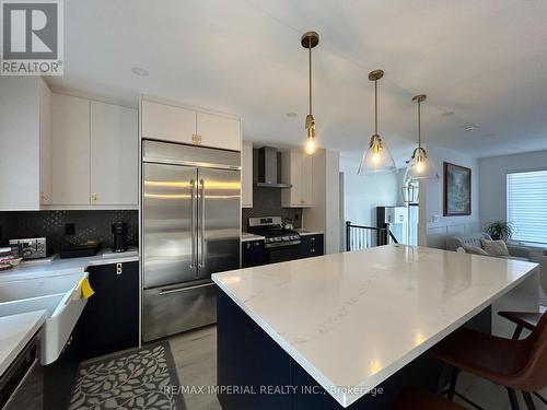 111 Evahill Crescent, Richmond Hill, ON - Indoor Photo Showing Kitchen With Double Sink With Upgraded Kitchen