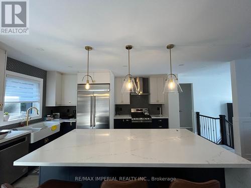 111 Evahill Crescent, Richmond Hill, ON - Indoor Photo Showing Kitchen With Upgraded Kitchen