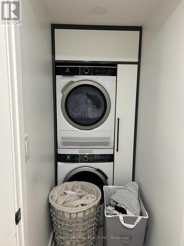 111 Evahill Crescent, Richmond Hill, ON - Indoor Photo Showing Laundry Room