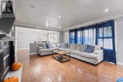 2725 Buckingham Drive, Windsor, ON - Indoor Photo Showing Living Room