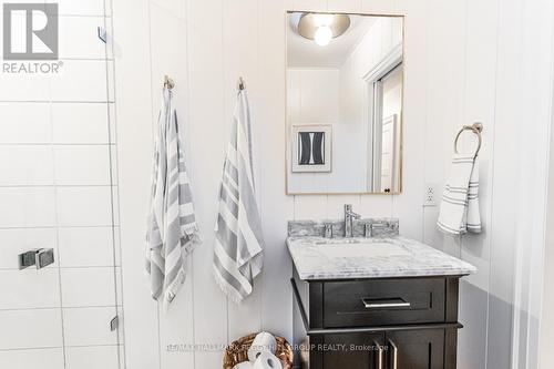 68 Dundonald Street, Barrie, ON - Indoor Photo Showing Bathroom