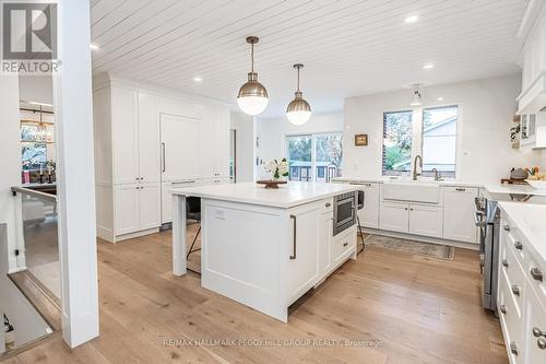 68 Dundonald Street, Barrie, ON - Indoor Photo Showing Kitchen With Upgraded Kitchen