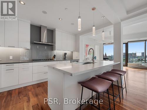 906 - 77 Charles Street W, Toronto, ON - Indoor Photo Showing Kitchen With Upgraded Kitchen