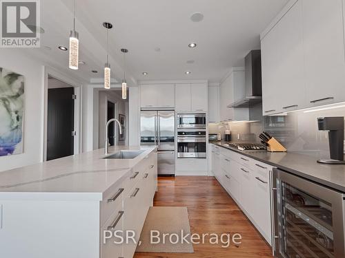 906 - 77 Charles Street W, Toronto, ON - Indoor Photo Showing Kitchen With Upgraded Kitchen