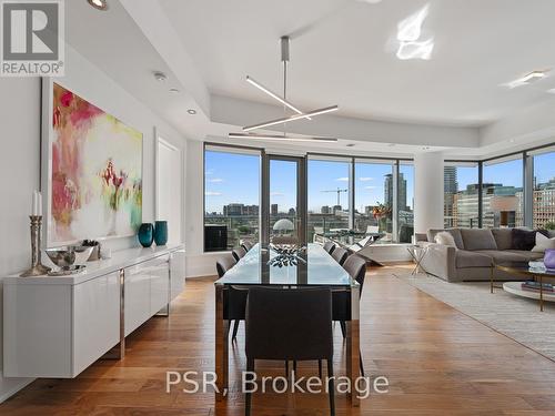 906 - 77 Charles Street W, Toronto, ON - Indoor Photo Showing Living Room